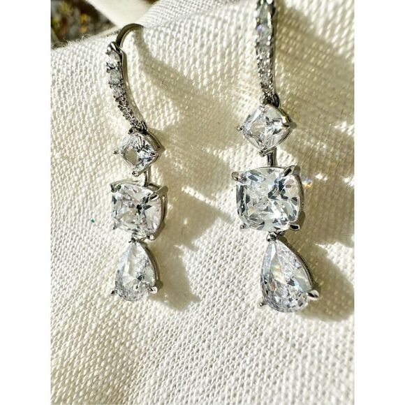 Super sparkly cubic zirconia dangle earrings - Picture 3 of 4